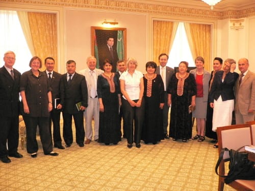 Gruppenbild mit dem Präsidenten des Parlamenzs von Turkmenistan