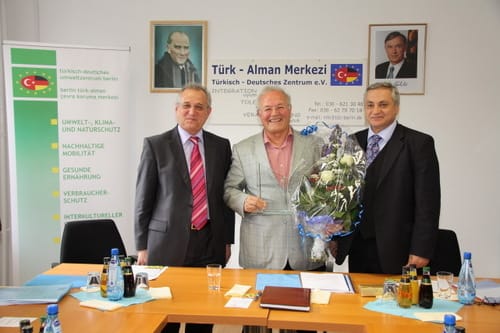 Verleihung einer Plakette durch den Verein "Türkisch-Deutsches Zentrum e. V. "