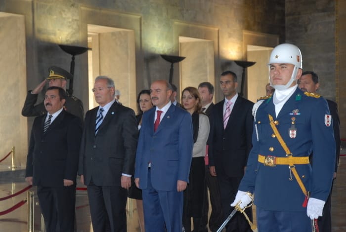 Ehrdarbietung vor dem Grab von Mustafa Kemal Atatürk