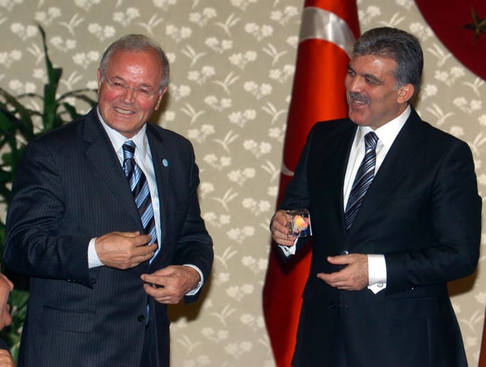 Übergabe eines Berliner Mauerstücks an den Staatspräsidenten der Türkei Herrn Abdullah Gül